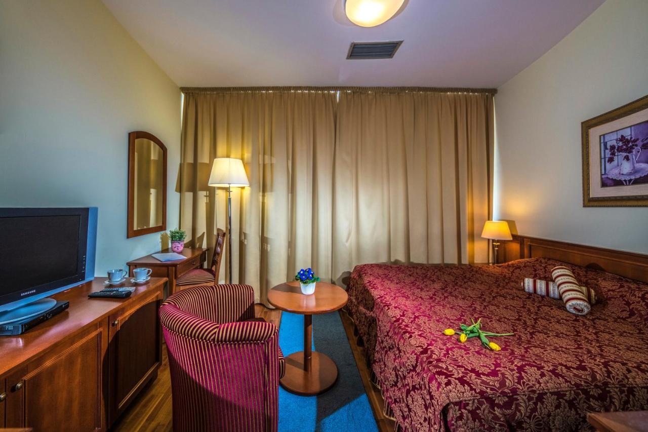 Hotel Forest Hills Зирц Экстерьер фото