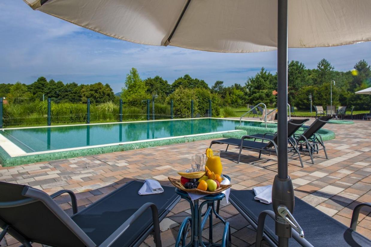Hotel Forest Hills Зирц Экстерьер фото